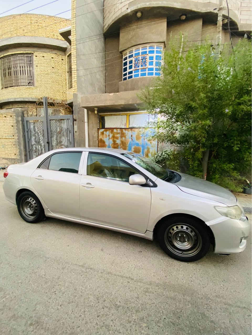 السلام عليكم 
تويوتا كورلا
موديل 2008 
وارد خليجي 
صبغ عام بسبب الجراد 
رقم بغداد دولي
سنويه  جديده تحويل مباشر
محرك وكير مكفولات
حداده نظيفه
تبريد 
ويل وتخم تاير
داخل نظيف
كهرباء كلها شغاله
شاشه وكامره
مري كهرباء
سياره جاهزه ونظيفه
السعر 86 بي مجال بسيط
*********** البصرة, العراق
