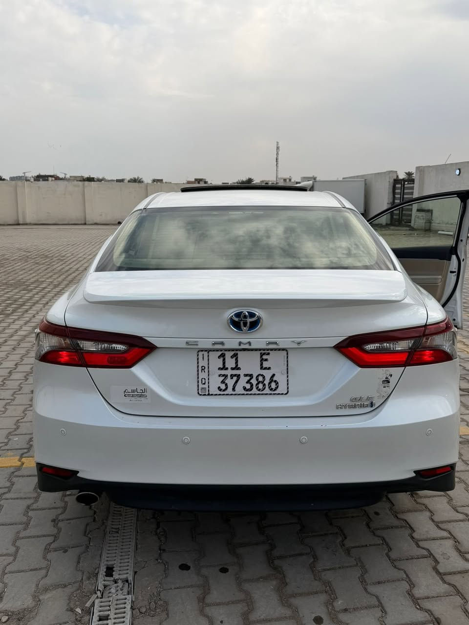 السلام عليكم
تويوتا كامري هايبرد 2024 GLE 
 مرقم بغداد
شركة عبد اللطيف جميل 
 خليجي 
 موديل 2024
 حجم المحرك 4Cylinder 2.5L 
مرتبط بناقل حركة أوتوماتيك 
 بقوة 226 حصان 
 فتحه سقف 
مفتاح التشغيل بصمة
 دفع ثنائي FWD 
  اريل نفكيتر 
حساسات أمامية 
حساسات خلفية 
لايت زينون + LED
 كشافات
 بك لايت LED
 دخول بصمة ذكي 
 حساسات ضغط الاطارات 
 اشارة في المرايا الجانبية 
 المرايا قابلة للطي كهرباء 
 عدد AIR BAG 8
 هاند بريك كهرباء 
 ا ABS 
 دشبول شاشة ديجيتال 
شاشة Apple Car play 
 كاميرا دوارة 
 مقود جلد حياكة 
 مثبت السرعة Cruise 
 المودات والاوامر الصوتية 
 ا Bluetooth / T YPCE 
شاحن هاتف Wireless 
مخرج منفذ الطاقة 
فحص نظام السيارة 
تتسع المقصورة ل 5 ركاب
المقاعد مخمل 
حركة مقعد السائق كهرباء 
 قطعتين تبريد 
 أوضاع القيادة Drive Mode 
 أوتو هولد Auto Hold 
 نظام مانع الانزلاق 
 ستارة خلفية كهرباء
وبعد بيها مواصفات
السعر 240 وبيها مجال
العنوان بغداد حي الجهاد
ملاحضه )بيها بنيد صبغ
الاستفسار 
***********
