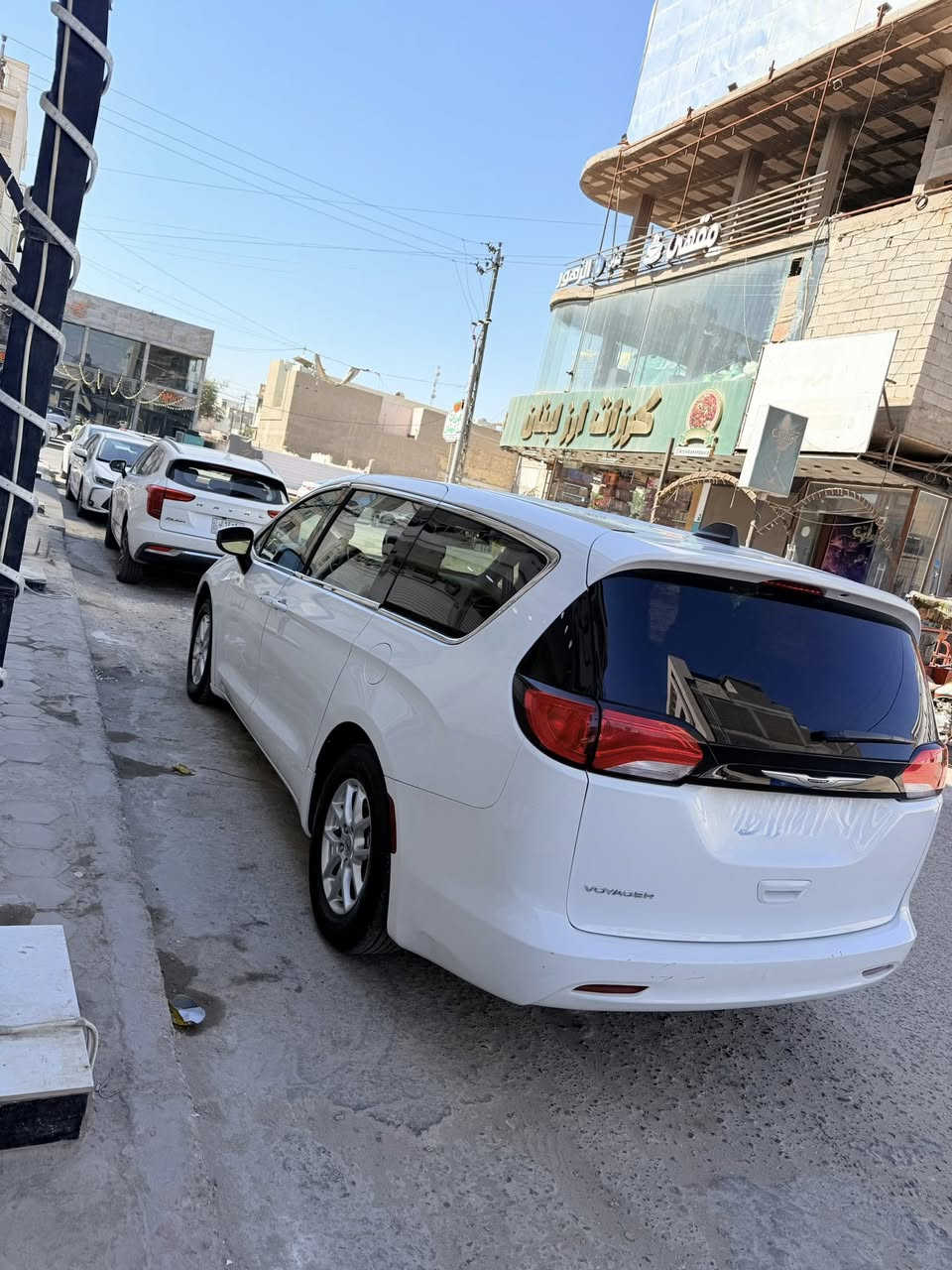 بسم الله الرحمن الرحيم
سلام عليكم

كرايسلر ڤويجر للبيع موديل 2023 او مراوس بسياره اقل 

 الموقع: البصرة 

 المواصفات

 تشغيل بصمة + تشغيل عن بعد

التبريد 3 قطع منفصل

 كشنات كهرباء

 بيبان كهرباء + الجنطة كهرباء

 شاشة + كاميرا خلفية

 داخل مخمل 

 رادار أمامي + نظام تحديد المسار

السياره رقم بصرة الجديد  

 السياره حلوه وجديده ضررها تقرير غرق وبيها المدكر الامامي جهة السايق كلير فقط

ماشية: 88  الف كيلو

السعر / 225 بيها مجال بسيط 

 للاستفسار: 
***********
