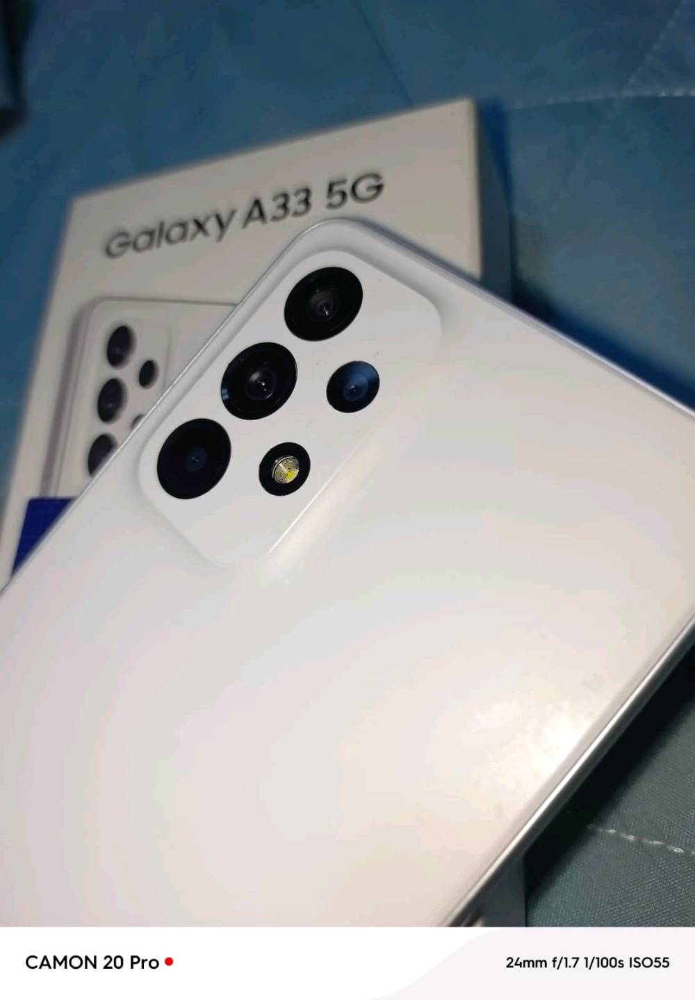 Samsung Galaxy A33 5G فئة متوسطة 
مشتريه الجهاز ب ٢٠٢٣ [الوصل موجود بالصور للتأكد ] 
للبيع: هاتف Samsung Galaxy A33 5G
 الذاكرة:128 جيجابايت.
الشاشة: Super AMOLED بتردد 90Hz (ألوان زاهية وسلاسة عالية).
 الكاميرا: 48 ميجابكسل مع مثبت بصري (OIS) لتصوير ثابت وواضح.
 البطارية:5000 مللي أمبير (تكفي استخدام يوم كامل) مع دعم الشحن السريع.
 
المتانة:الجهاز مقاوم للماء والغبار بمعيار IP67.
 
الشبكات:يدعم الـ 5G.
حالة الجهاز: 
الشاشه نظيفة 
الجهاز مشتريه في 2023، استخدام شخصي، نظيف جداً ومحافظ عليه (ما مفتوح ولا مصلح).
المكان:
بغداد - حي القاهرة ~الاعظمية 
**السعر المطلوب:  200  الف وبيه مجال