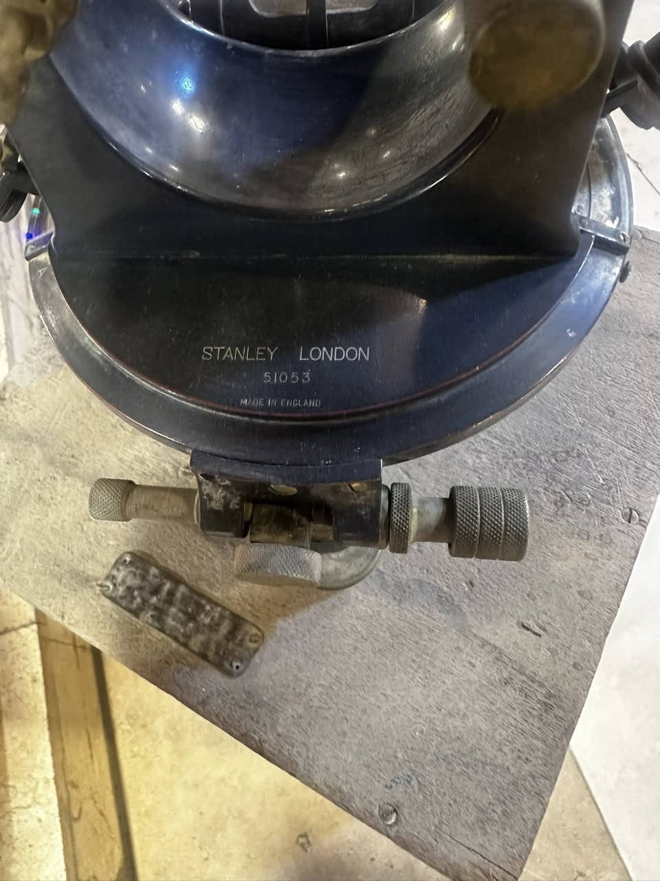 جهاز مساحة قديم جدا 
- العنوان / بغداد / الكرادة / حي الوحدة . شارع سلمان فائق  (  مجمع بازار انتيك بغداد )  
   الطابق الاول  
- يوجد توصيل داخل و خارج العراق 
  للاستفسار اكثر الاتصال لاستفسار اكثر الاتصال 
  ***********        
  *********** 
واتس اب او فايبر او مراسلة الصفحة.
