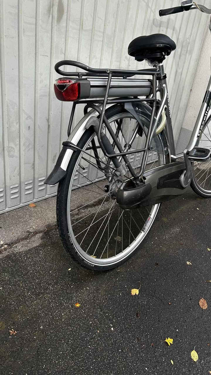 🚲 للبيع — دراجة كهربائية Gazelle أصلية هولندية 
دراجة كهربائية بحالة جيدة جدًا، مناسبة للتنقل اليومي داخل المدينة ومريحة بالقيادة.

🔹 ماركة: Gazelle الهولندية
🔹 محرك كهربائي أمامي مساعد
🔹 بطارية ليثيوم خلفية قابلة للازالة (مدى تقريبي 40–80 كم حسب الاستخدام)
🔹 قير داخلي Shimano Nexus (عدة سرعات)
🔹 عجلات 28 إنج الفرامل امامي اعتيادي وخلفي بالبايدر 
🔹 إنارة أمامية وخلفية
🔹 رف خلفي + واقيات طين
🔹 واقي سلسلة كامل + قفل مدمج
🔹 قيادة ناعمة ومريحة مناسبة للمسافات الطويلة وداخل المدينة

📌 الحالة: مستعملة نظيفة وتعمل بشكل جيد
💰 السعر: ___600 الف دينار سعر نهائي___
📍 الموقع: ____بغداد الاعظمية__
***********

للاستفسار أو المعاينة تواصل خاص.
