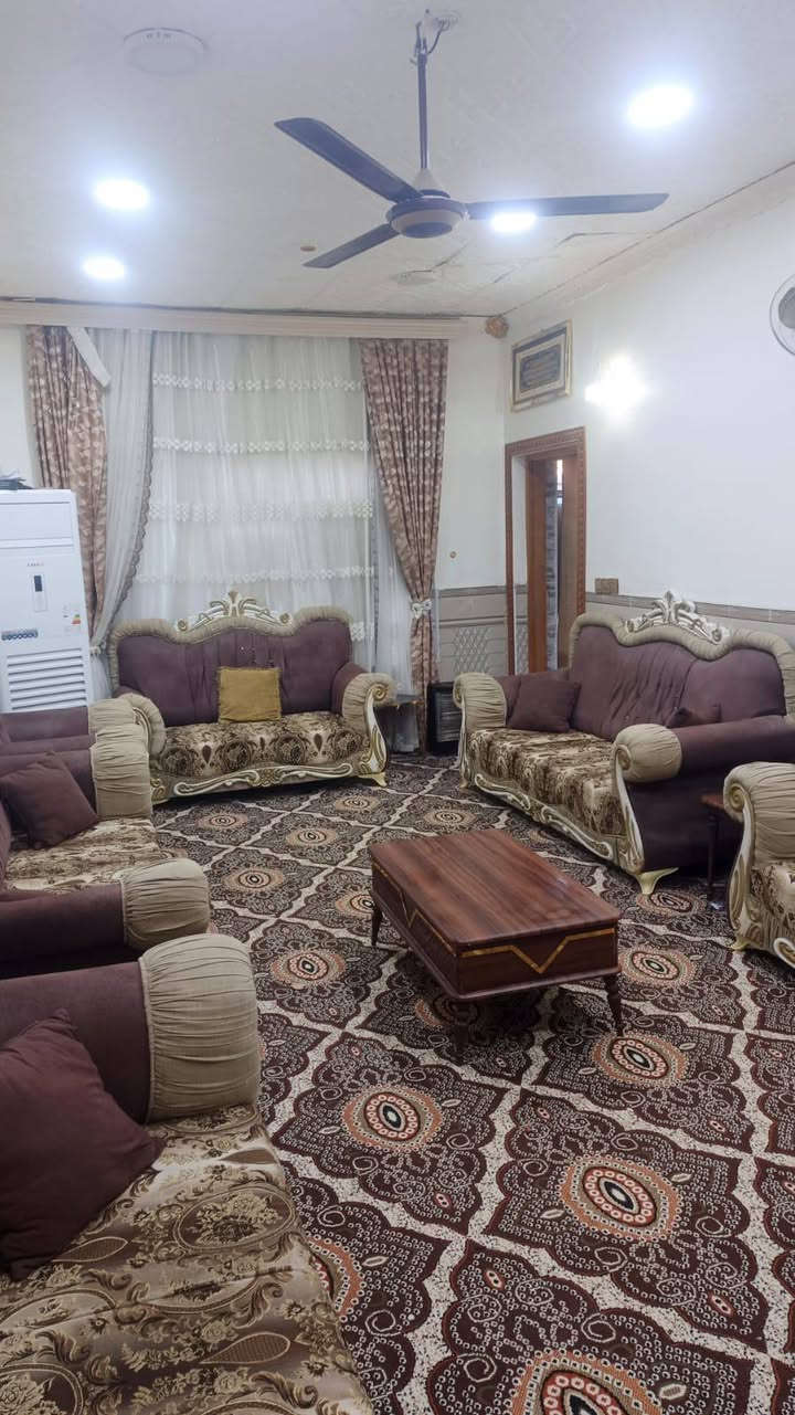 السلام عليكم بيت بمساحه 200 يتكون من استقبال كبير مع صاله مع غرفتين نوم مع حمامات داخليه مع ترك الطابق الثاني ثلاث غرف قيد الانشاء مع كراج للسياره مع صحيات خارجيه بناء حديث كونكريت طابوق علما البيت مسحوب عليه قرض بسيط السعر 90 اوبي مجال بسيط الموقع قرب شارع ابو 30 يبعد 300 متر مقابيل ساحه تلفون ***********
