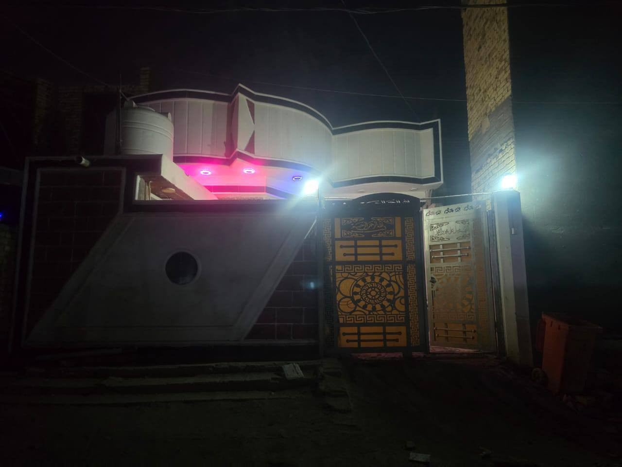 سلام عليكم بيت للبيع المساحه 150متر طابوصرف حي الزهراء وره مدرسه جبل عامل بناء درجه اولى البيت مطلوب مبادره السعر 110اي استفسار على الرقم ***********
