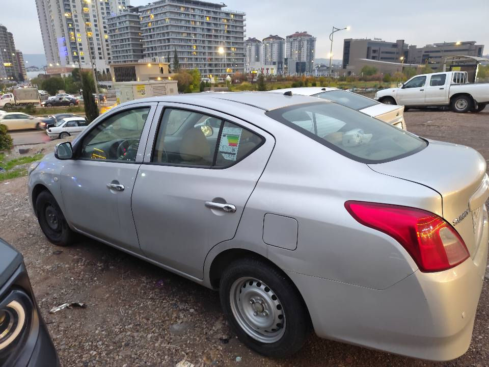 نیسان سەنی ٢٠١٩ 
مواسەفات گێر تۆماتیک ٢ جام کارەبا ئۆڤەر دڕایڤ 
پارچەی بۆیاخی نیە جەمپێکی بەسیتی دواوەی هەیە لەگەڵ تۆزێك وردە چاڵ لە سەقفەکەی تەرزە کوت نیە 
***********
*********** السليمانية, العراق

