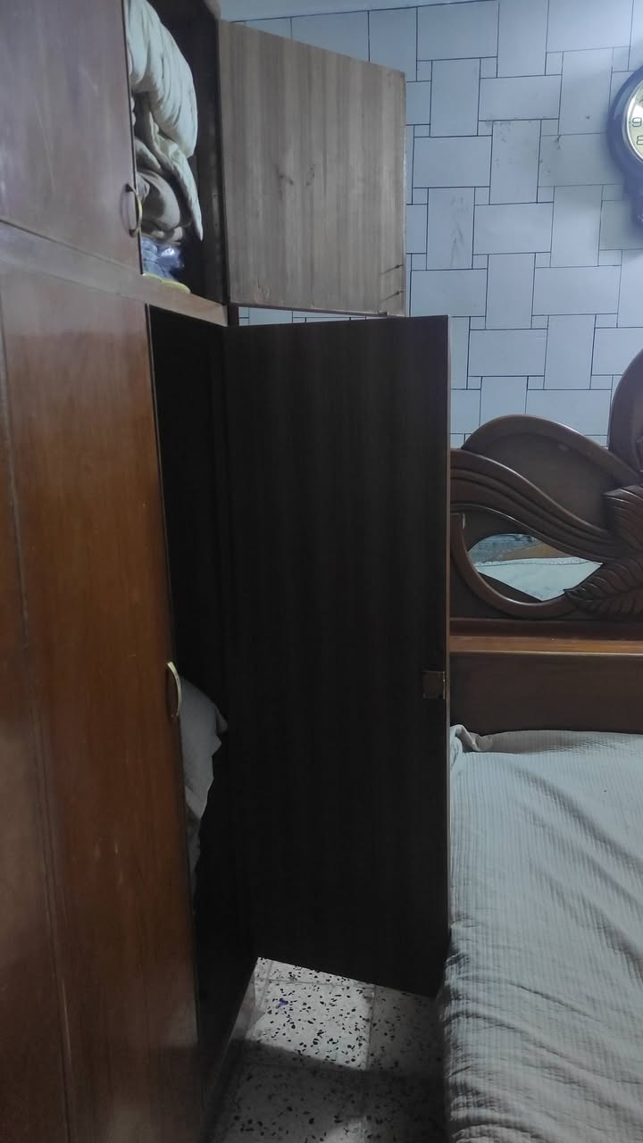 السلام عليكم عندي غرفه اخشاب نظافه 90 بل ميه سعر 550الغرفه صاج ست بيبان+ملحق مكاني حي الجهاد ***********
