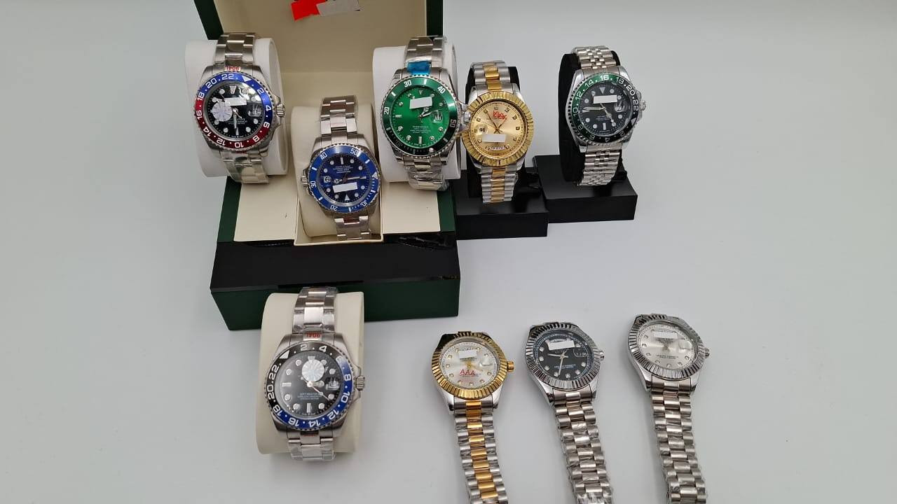 السلام عليكم عندي شلعه ساعات وعطور ماركه تقريبا عدد الساعات 130قطعه والعطور ماركه ابيع على سعر وصل الشراء واكو مجال للشراي *********** للتواصل مع العلم كل العطور والساعات جديد مع العلبه وماركات 
هذه نماذج 👇
