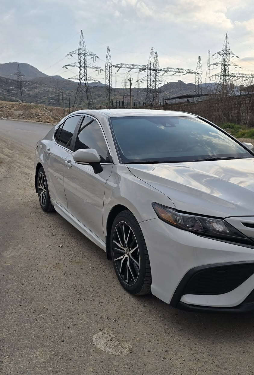 تويوتا كامري SE 2024 - مواصفات أمريكية 🚗
• الموديل (مودێل): 2024
• اللون (رەنگ): سمنتي (Cement) - داخل كريمي ملكي.
• الحالة (رەوش): بدون صبغ حتى دعاميات  بێ سبغ ، بێ ئەیرباگ (ارباك سليم 100%).
• المسافة المقطوعة (مەشی): 47 ألف فقط.
• الإطارات (تاێرە): طقم إطارات جديد سفر .
• الرقم (رقم): بدون رقم (تترقم شمالي: دهوك، أربيل، سليمانية).
• الدخول (دخلة): دخول إبراهيم الخليل.
⚠️ السيارة غير مخرجة (بدون رقم)، وباقي لها 3 أشهر مهلة للتسجيل (الترقيم).
(ترومبێل نەیا خروج کریە و ٣ هەیڤێن دی یێن دگەلدا بۆ ژمارەکرنێ بێ کێشە).

✅ السيارة بحالة الوكالة، نظيفة جداً من الداخل والخارج.
✅ لا تحتاج إلى أي مصاريف (بێ مەسرەف).
💰 السعر (بها): 225 💲
📍 الموقع (ناڤونیشان): دهوك
📞 🟣 🟢 للتواصل (پەیوەندی): ***********
