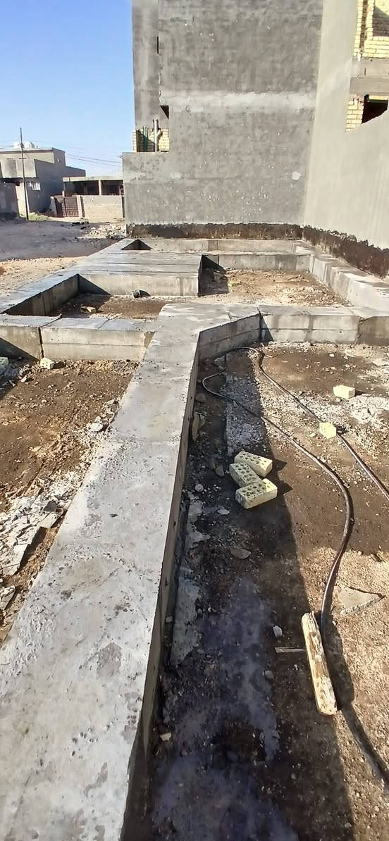 على بركه لله اكمال اعمال صب الاساس الشريطي مع تقطيع بعض الاجزاء ب الرفت 
كانت المواد المستعملة في العمل 
حديد تسليح عراقي مع نشر الاتارير بكثافه 
و رمل و حصو واسمنت ماس مقاوم للأملاح 

بعد انتهاء من العمل تم الرش ب الماء ب شكل متواصل 
للاستفسار مراجعه مكتب العبيدي للبناء 
***********

***********
