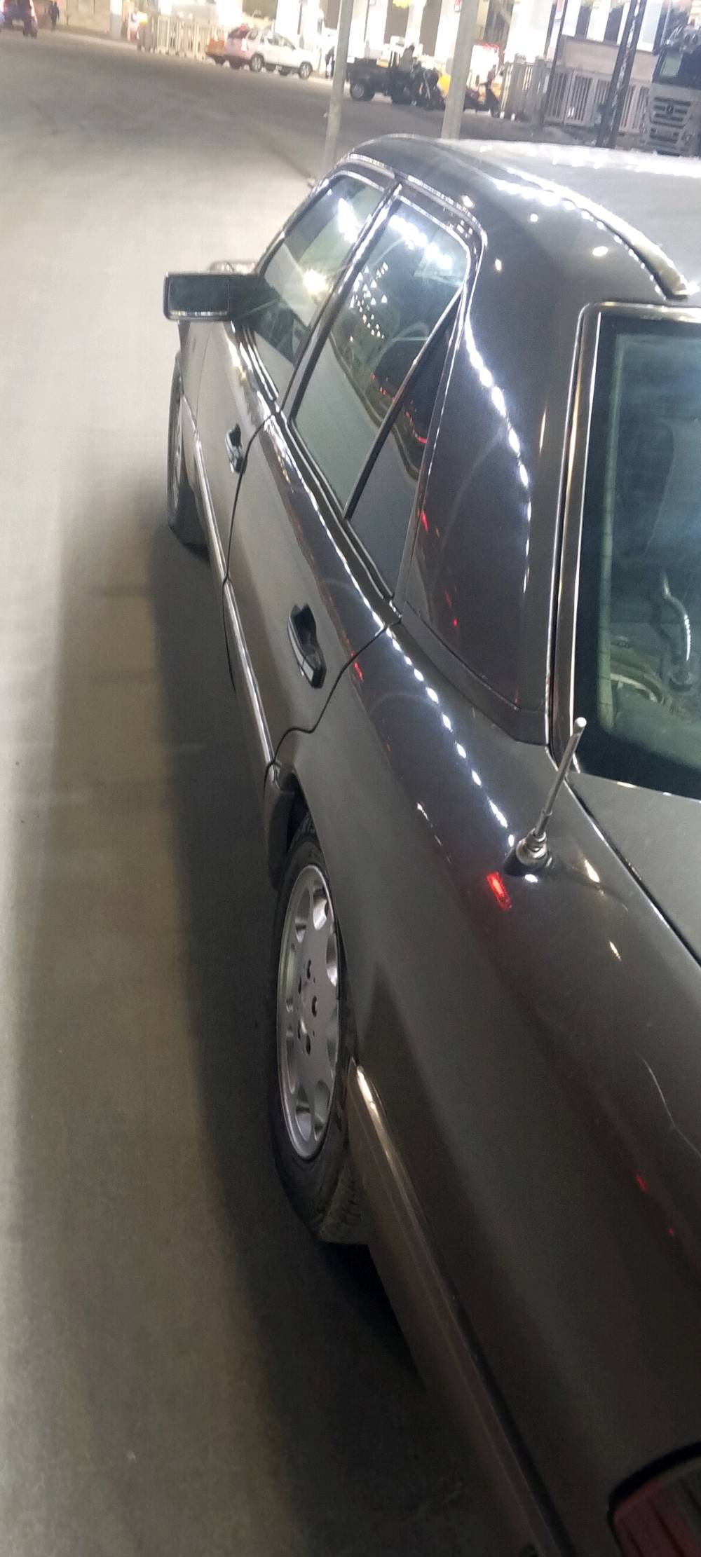 سيارة مرسيدس نظيفة وحديدها جديد. تستقبل صياغة حديثة داخلية وأضواء مميزة في داخله. حالتها العامة جيدة جداً وتناسب العائلة والاستخدام اليومي.