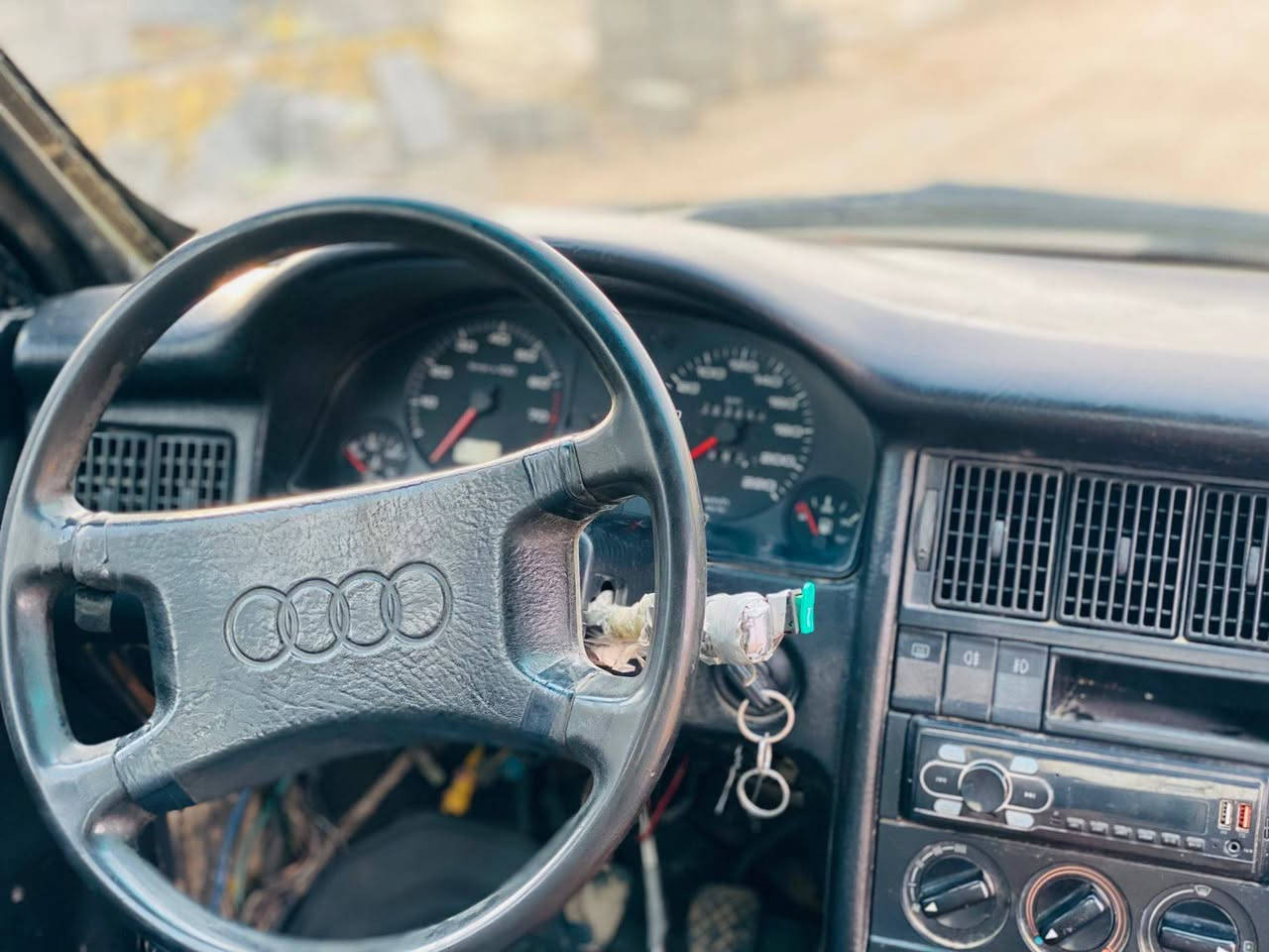 السلام عليكم اودي للبيع موديل 91 رقم انگليزي حداديه تخم تاير جديد گير محرك خير من الله السياره جاهزه السعر 25وبيها مجال مكان السماوه قضاء الخضر رقم الموبايل ***********
