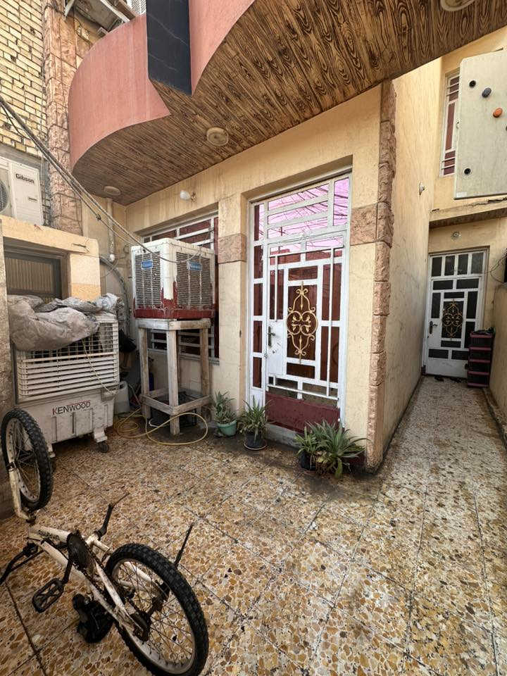 الدار للبيع منطقة الشعب محلة 335 زقاق 15 مساحة 110 الواجهة 5.5 والنزال 20 يقع على شارع 20 يحتوي على 3 غراف 
للأستفسار 
***********
