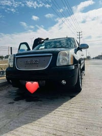 جمسي يوكن ٢٠١٢ فتحه سقف تشتغل عن بعد شاشه اماميه وشاشه وسطيه كشنات جلد...