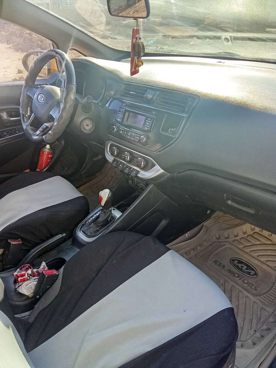 كيه ريو  مديل 2013مكينه وكير كفاله الحداده و تبريد وتدفئه جاهزه الون ازرق ومصبوغه تكسي خاليه من العيب الشرعي  العنوان ذي قار قضاء الجبايش  السعر 75وبيها مجال حك الجيه، السياره تحويل رقم ***********. ***********
