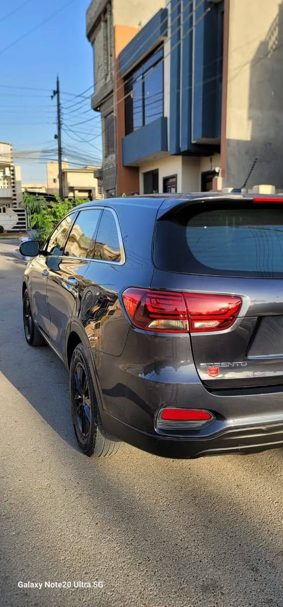 سورينتو ٢٠١٩ وارد امريكي حادثها موضح بالصور وصار بيهة حادث بالعراق ضربتهة دراجة بالباب صفحة يمين مبدل نفس اللون وباب خلفي بارد  ٧ راكب ٦ سلندر محرك ٣٣٠٠  كير محرك تبريد جاهزة مواصفاتها شاشة كبيرة تبريد امامي خلفي تحكمات ستيرن رادار كاميرا خلفية ماشية ١٠٣ الف مايل سيارة مال بيت عنوان بغداد حي الخضراء سعرها ٢٠٥ التواصل على هذا الرقم ***********
