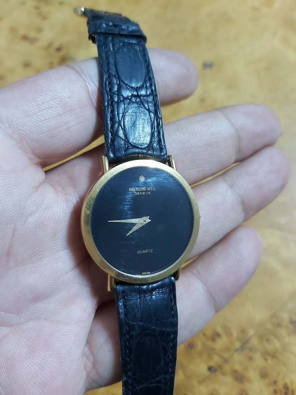 السلام عليكم
ساعةريموند ويل  سويسرية اصلي 
نضافتها فول 
قطر الساعه 27 ملم 
تغليف ذهب 18 
سعر الساعه ٢٠٠ ألف 
يوجد توصيل


**إذا كنت صاحب هذا الإعلان وتريد حذفه لأي سبب، رجاءا أرسل رسالة إلى الدعم الفني**