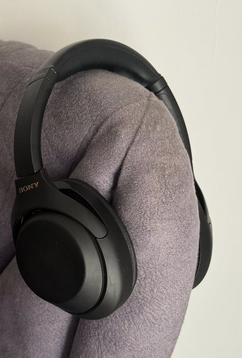 سماعة Sony WH-1000XM4 🎧 بحالة ممتازة جداً
السماعة بحالة نظيفة جداً، تم العناية بيها بشكل دقيق، تشتغل بكفاءة عالية.

مميزات السماعة:
 الأداء التشغيلي🔋: البطارية بحالة ممتازة وطاقتها التشغيلية كفائتها عالية.
 
تجربة الصوت🔊: جودة الصوت استثنائية ونقية، مع توازن دقيق بالترددات.
 
خاصية العزل (ANC): نظام إلغاء الضجيج يعمل بأداء مثالي ويوفر عزلاً تاماً عن المحيط.((معروفة سوني بقوة عزلها ونقاوة صوتها والمعرف لايُعرف))

تكامل ذكي مع التطبيق: السماعة مدعومة بتطبيق Sony | Headphones Connect المتاح على App Store و Google Play. هذا التطبيق مو مجرد واجهة، وانما "العقل المدبر" للسماعة

 الضمان: السماعة عليها ضمان الاسترجاع الكامل للمبلغ في حال ضهر اي خلل

السعر عليه Discount
190 الف فقط بدل 220 لمدة اسبوع فقط‼️


**إذا كنت صاحب هذا الإعلان وتريد حذفه لأي سبب، رجاءا أرسل رسالة إلى الدعم الفني**