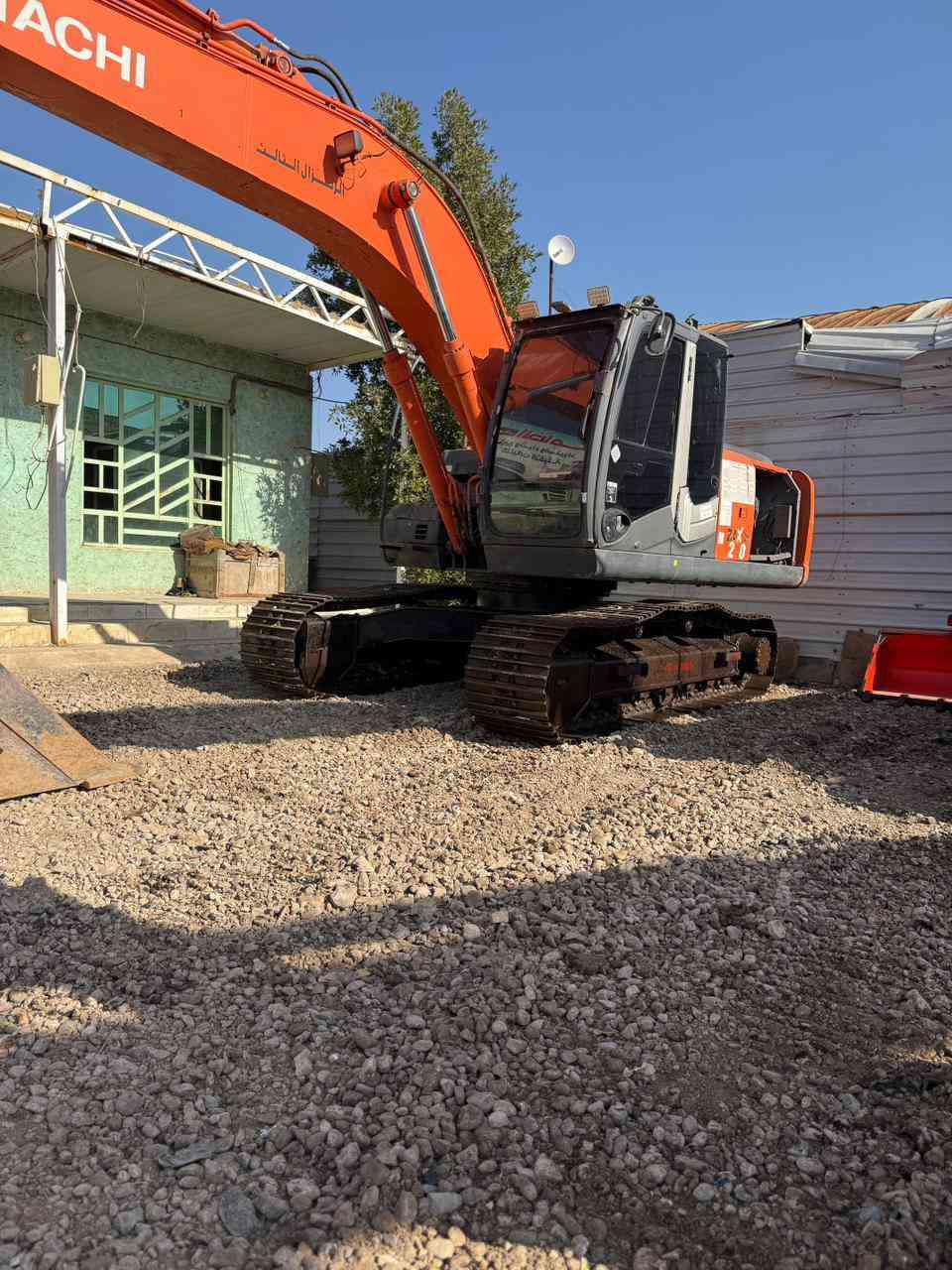 حفارة حجم 200 نضيفه حدادية جديدة كشر نضيف ومكفول من الصبغ نضيفه وجاهزة للعمل موديل 2010 
للاستفسار *********** أو واتساب
