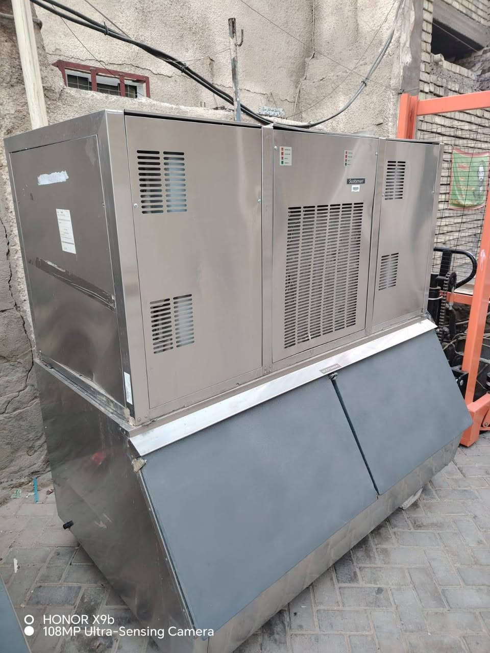 مكائن ثلج بلوري ايطالي فنجان ٦٠٠ كيلو باليوم ثري فيز كهرباء عدد ٢ نضيفات جدا ***********
