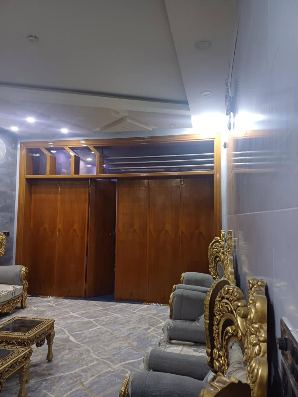 للبيع 260م  طابقين فول 5غرف نوم صاله مفتوحه ع الاستقبال مطبخ حار بارد صحيات 4 كراج حديقه بميسان منطقة 14الف
قريب ع نفق ميسان مطلوب للمصرف 65 + 285 = 350 سعره
البيت كله مرمر سقوف جمسن بورد 
***********
اتصال+واتساب
م//بوابة الغري
