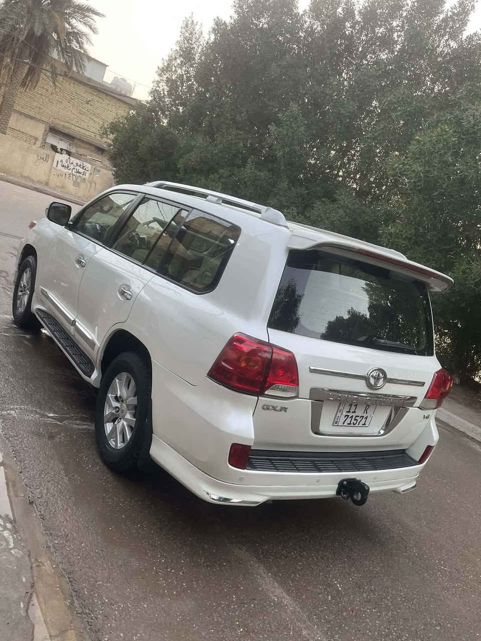 السلام عليكم لاندكروز 2013 فطيم اصل سياره سنويه وهزه ورقام جديد وبسمي تحويل ثاني يوم 
فول موصفات 
بصمه 
فتحه 
كشنات جلد 
كأمره  امامي بلادي 
مري قلاب عل بك 
مري شفط
لايت زنون 
حساس خلفي كأمره خلفيه وشاشه 
زراك لايت 
كشن كهرباء بلادي 
سياره كلش حلوه ونضيفه 
بيه تخم وياله 2018 لوك جديدات 
سياره كامله مابيه نقص مكينه وكير وشاصي وتبديل وفتح كله كفاله بشرط فحص  فقط مقدار شبر بداير رفيع مال جاملغ خلفي كلير ومكانين بارد مكان سياره بغداد الامين $345 بيه مجال بسيط. ***********
