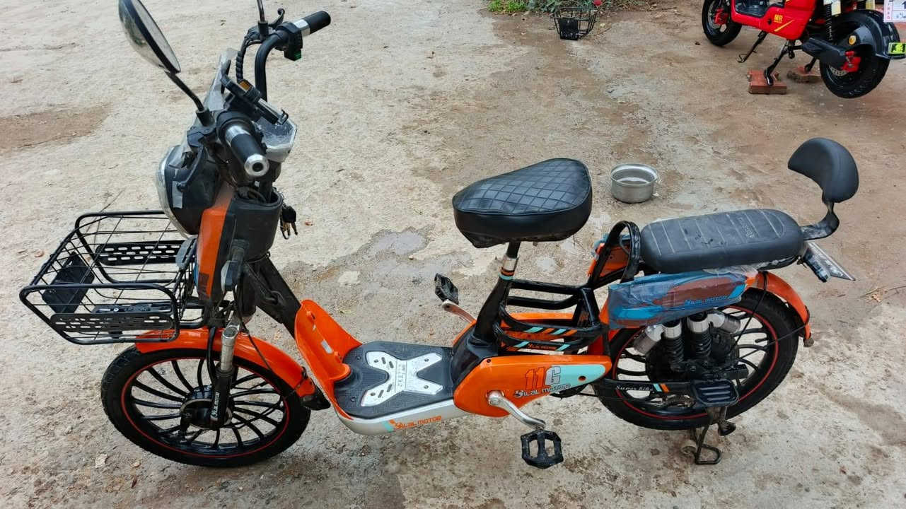 السلام عليكم  .
دراجه شحن موديل 2025 حجم 20 بطاريات 4 حجم كبير نص عمر نضافه فول مابي ولا شخط دبلات 4 خلفيه و 2 اماميه بصمه وسويج كله كامل مابي ولا شخط سعر 330 وبي مجال للتواصل خاص او على الرقم . *********** .
