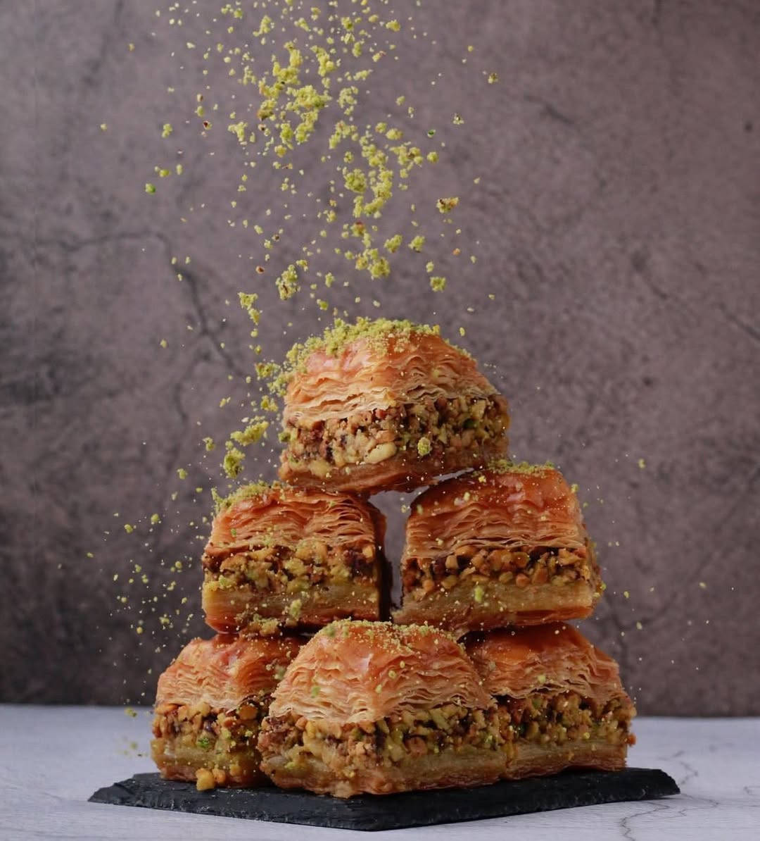 Canon EF-S 18-135mm f/3.5-5.6 IS
المواصفات:
 • 🔹 النوع: زوم متعددة الاستخدام (All-in-one)
 • 🔹 المدى البؤري: 18–135mm
 • 18mm عريض (مناظر، اماكن ضيقة)
 • 50mm بورتريه طبيعي
 • 135mm تقريب قوي
وهاي بعد الصور ماخذهن بالعدسه نفسها !!
العنوان البصرة / الجمهورية 
التواصل : ***********
