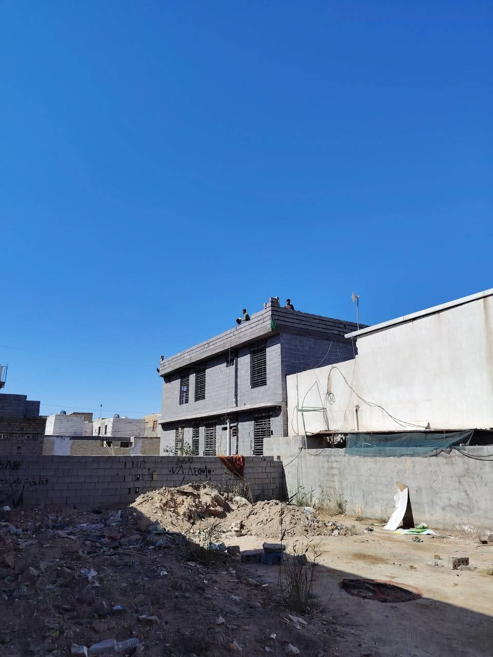 سلام عليكم خلفات بناء طابوك بلوك فرمسون متفرغ حاليا شغل درجة أولى ***********
