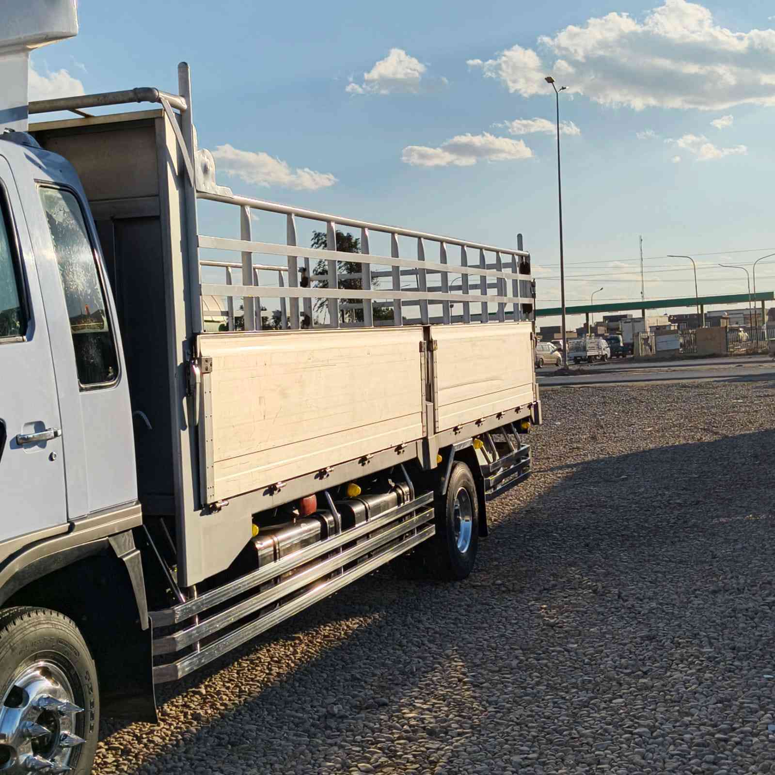 السلام عليكم هينو للبيع موديل 91 ماكينه 80 عادي لا صرف ولا بخار سياره زوج تاير سياره مطوله 50 السعر 190 وبها مجال قليل سياره باسمه سنويتها لل 28 رقم الهاتف ***********
