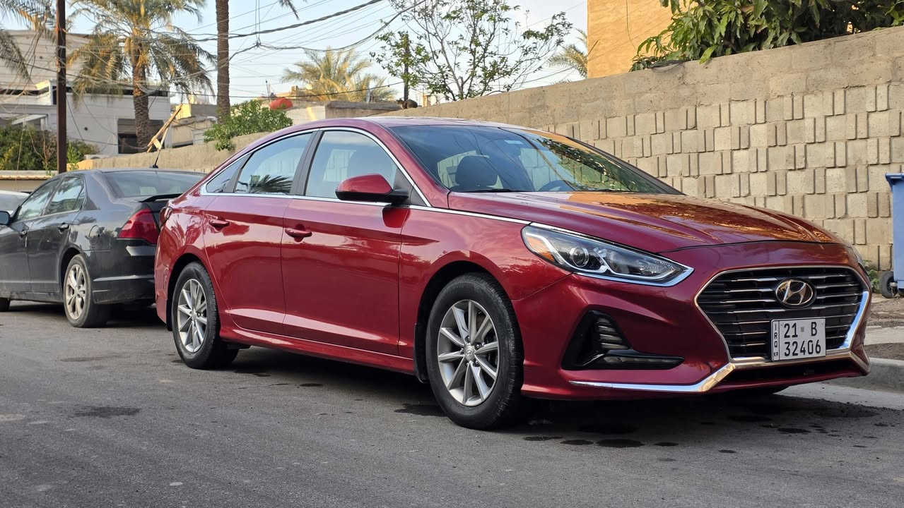 سلام عليكم سوناتا 2018 على ايدنا من الاستيراد ماشية ٦٨ بدون ايرباك كلشي على وضع الشركة من كير ومحرك بأسمي حادثها واضح بالصورة جاملغ مبدل فقط وعندي بارد اسف الجاملغ الخلفي واسفل باب السائق فقط السعر ١٢٧ والعنوان بغداد المنصور *********** اتصال او واتساب
