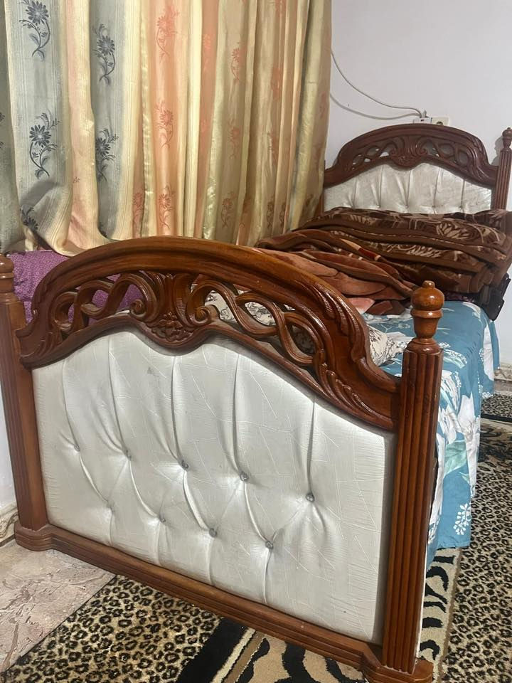 لبيع "غرفه نوم خشب حطاطه اصلي
خمس قطع
جربايه عدد 2
كنتور 3 بوب
ميز تواليت
كومدي بابين
نضافه حلوه
مراسله واتساب ***********
