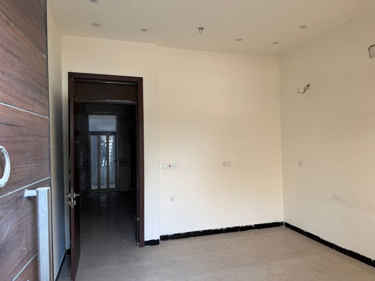 للايجار في السيدية بيت طابقين زيرو مودرن (مساحه 50m ) يحتوي على
غرفتين نوم (وحده سويت) 
وصاله 
ومطبخ 
وخدمات صحيه 

السعر :900 الف 
موقع: السيديه - قرب شارع النخيل 
___________________________________
للاستفسار ***********
البيت الملكي للاستثمار العقاري
