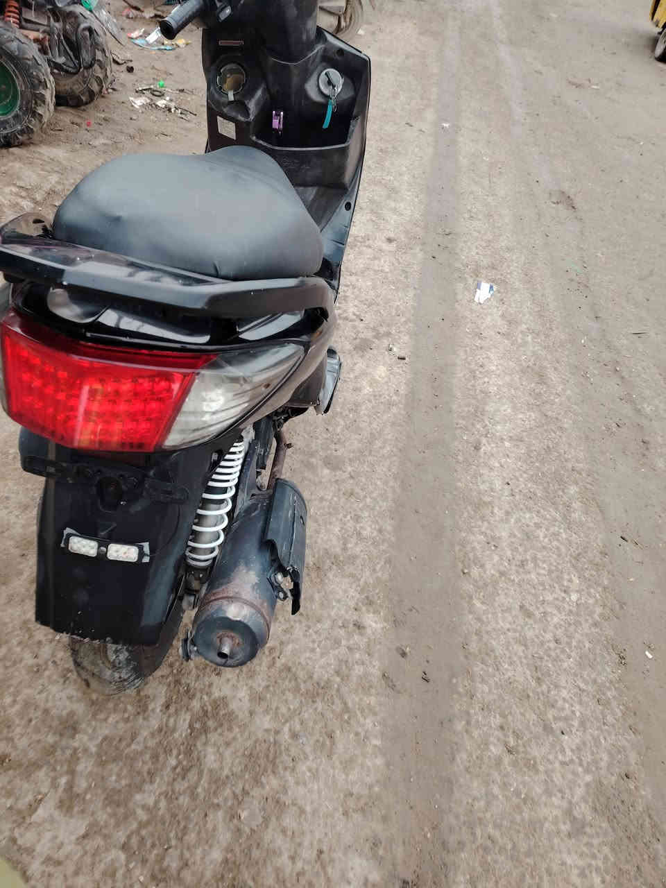 السلام عليكم دراجه سكنس للبيع  فحل نوزل خطين نكره سلف كهربايات كلهه شغاله كفرات بلادي مكينه ناعمه كلش دراجه كامله وجاهزه مال جناي عوزهه قبق بانزين السعر 500الف مكاني بغداد مدينه الصدر الشراي يتصل *********** او واتساب للاستفسار
