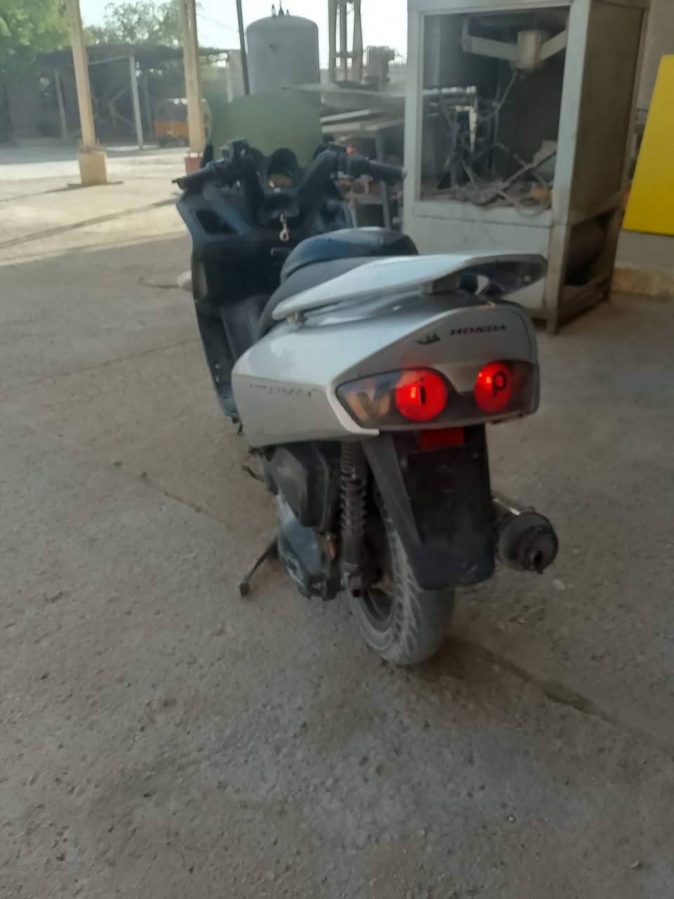 السلام عليكم فورزه 06 نضيفه عوزهه بس الاشار اليمنه طاكه شلعه ومعدل خير من الله تدفه يدات دراجه كلهه شغاله مابيهه اي نقص لا تنقيص ولا تبخير مكاني بغداد لعبيدي اليريدهه يتصل ***********
