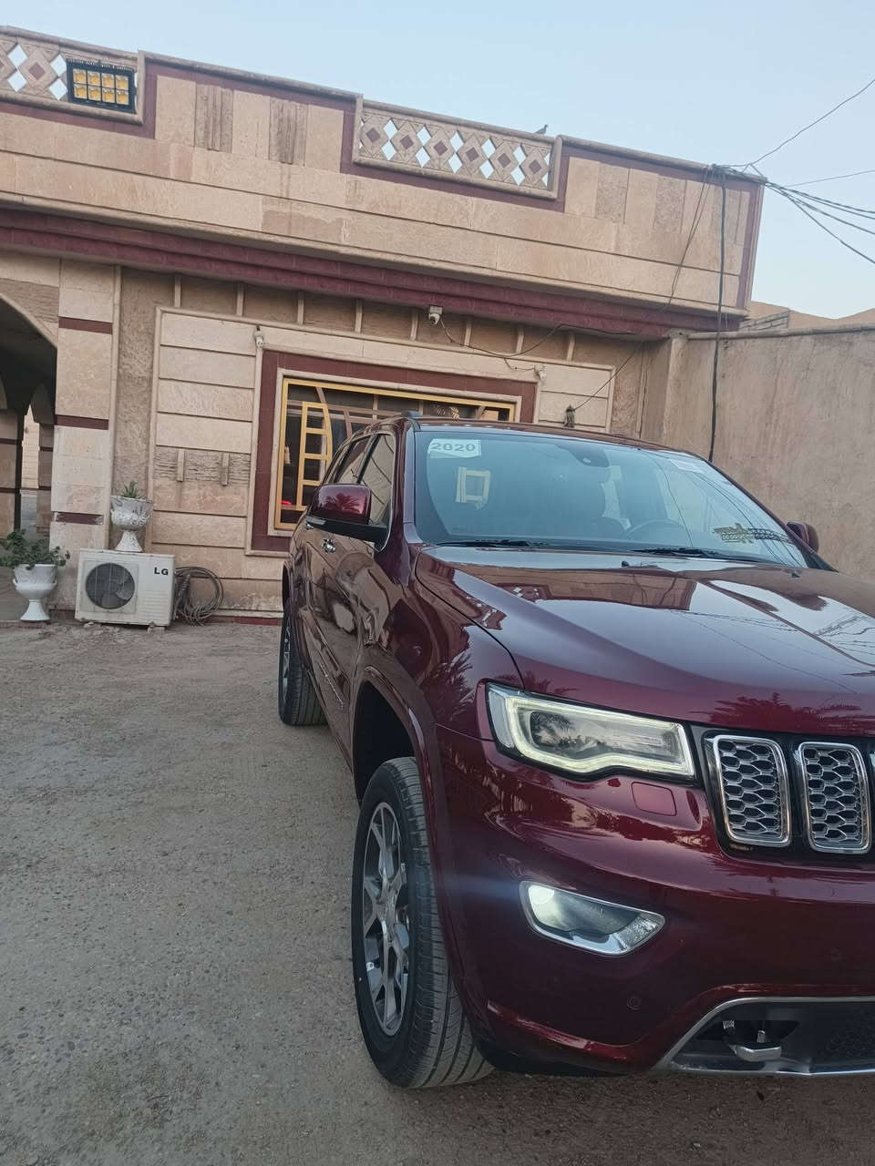 جيب  2020 خليجي اوفر لاند 
فول مواصفات  جكات 
مكفوله كفاله مغلفه ppf  ضمان 12سنه صيانه كل اربع اشهر عل شركه
المحرك : V6.  3.6L
لون: مميز  ماروني ماشيه 98 الف كيلو متر حقيقي جديده كلش
 رقم بغداد بأسمي تحويل ثاني يوم
 
المواصفات :
 داخل مشمشي ثلاث شاشات
* دفع رباعي 4x4 . 
* سقف بانوراما . 
* شاشه كبيرة 8.4 انج . 
* نظام الخرائط (GPS) .
* نظام التعليق هوائي (جكات) . 
* ستيرن كهربائي . 
* المصابيح الأمامية زنون . متحرك 
* كشافات الضباب زنون .     
* تشغيل عن بعد .
* صندوق كهربائي .
* داخل مشمشي  .
* حفظ وضعيات الجلوس (ميموري) . 
* المقاعد الأمامية كهربائية .
* المقاعد الأمامية تبريد وتدفئة .
* سستم صوت الباين. 12 سماعه مع دمام خلفي
* حساسات أمامية
* حساسات خلفية . 
* كاميرا خلفية .
* تدفئة ستيرن . 
* بخاخ ماء على المصابيح الامامي.
* المرايا الجانبية قابلة للطي .
* مرايا متحسسه للضوء العالي . 
* مقود السائق من الخشب . 
* بلوتوث تلفون . 
* محدد سرعة . 
* نظام التشغيل والاطفاء الاوتوماتيكي ( Auto Start System ) .
رادارات جانبية 
نقطه عمياء
وبعد بيها هواي مواصفات
السعر 295 وبيه مجال بصيط
رقم صاحب سيارة ‏‪***********‬‏
