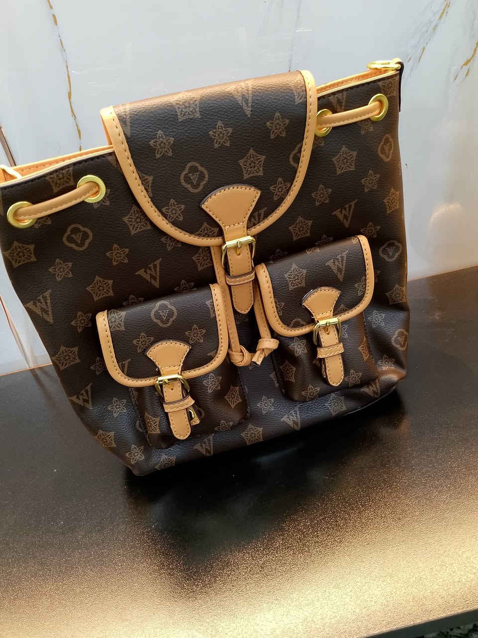 #حقائب #لويس #فيتون 😍، رمز الأناقة والفخامة!  تصاميم َكلاسيكية تناسب جميع الاذواق والمناسبات ¥


**إذا كنت صاحب هذا الإعلان وتريد حذفه لأي سبب، رجاءا أرسل رسالة إلى الدعم الفني**