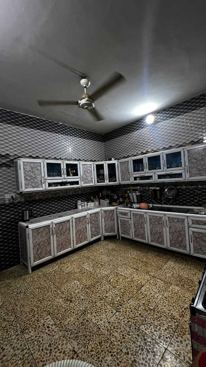 � للبيع دار في الناصرية / حي الخضراء (قرب عمارة الخضراء) قرب الشارع السايدين
📐 المساحة: 240م²
🏗️ مساحة البناء: 200م² | طابق واحد | بناء 2010
🛏️ يحتوي على: غرفتي نوم، استقبال، صالة، مطبخ، حمام، منور، محل تجاري.
⚡💧 الخدمات: كهرباء، ماء، مجاري ثقيلة.
📍 الموقع: قريب من جميع الخدمات.
📞 للتواصل: ***********
