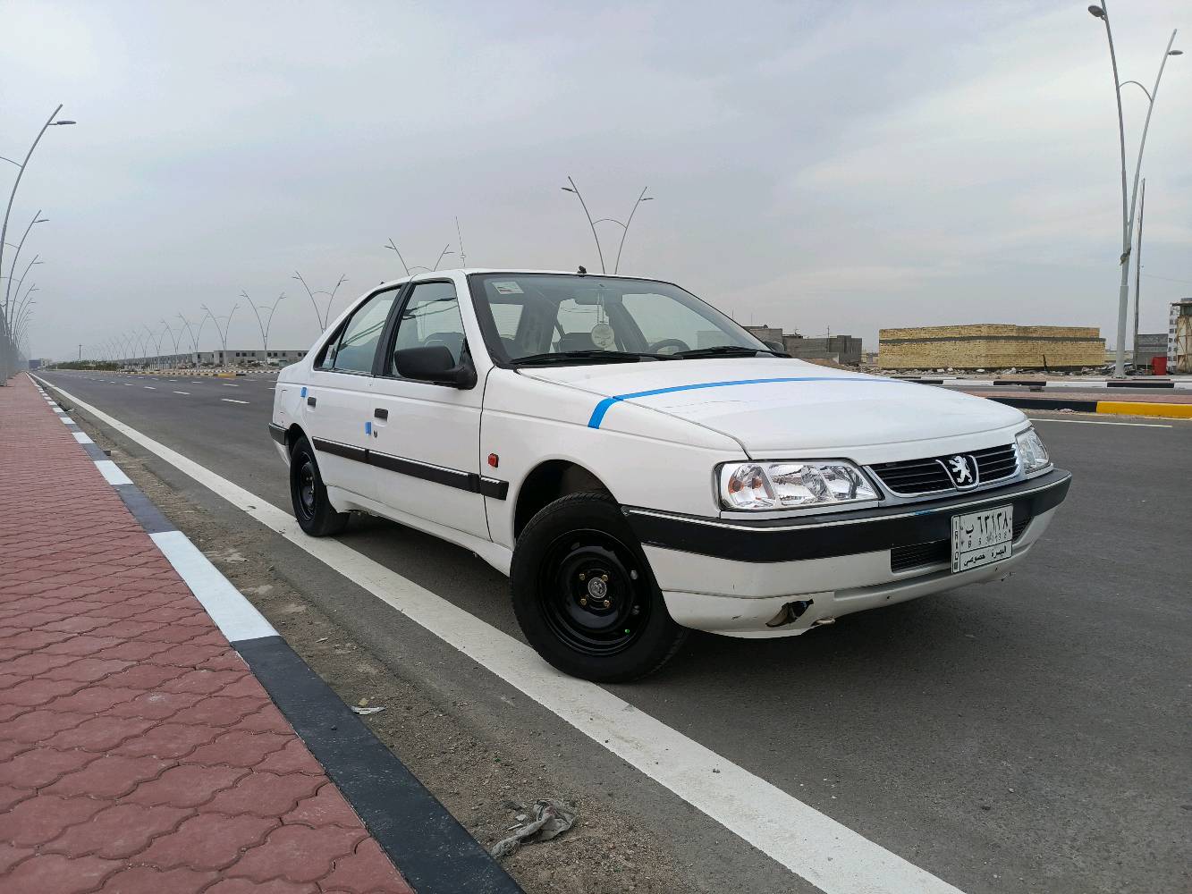 السلام عليكم بيجو 405 موديل 2012 رقم بصره سنويه مجدده لغاية 2028 
السياره مكفوله من الضربه والتبديل ماعدا البنيد طاير ومبدله والقديم موجود عندي.
السياره جاهزه كير محرك حداده تخم تااير جديد.. درايم شفتات كاملات زوج جدد توني امبدلهن... دواخل جديده كهربائيات كلهه شغاله.. السياره احلى من الصور وصفاحهه شرط موس.. ترايهه وين مايعجبك وراعيهه يريد تحويل.. مكاني بصره القبله السعر 38 وبيهه مجال بصيط للشراي