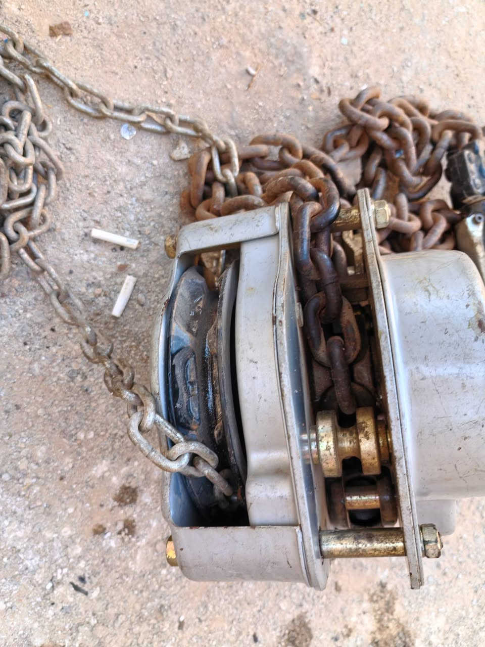 السلام عليكم ورحمة الله وبركاته للبيع بكرات رفع اسلنك ٣طن ٢طن اصليات صناعه استرالي سلسله فولاذثقيل طويله جناكيل الرفع فولاذ ثقيل اصليات العنوان النجف الاشرف ***********
