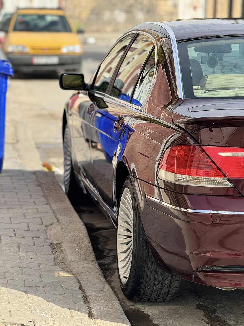 السلام عليكم شباب 🫡

سيارتي للبيع والسبب عاجبتني E60 🫡
BMW730Li خليجي
اللون عنابي رقم اربيل بسمي تحويل ثاني يوم 
ماشيه تقريبا فوك ال300 الف 
بدون حادث فقط باب عكس السايق بي بارد ومشخط بعده عله وضعه والدعاميات مصبوغات 
السياره مو فول مواصفات 
مقاعد الاماميه كهرباء 
5 بردات الخلفيه ينرادلها ليطه 
صندوق فقط ماطور شفط
عليها تايرات نضافه 90‎%‎ 
ويل شعاع الخلفي انفطر وصلحته والباقيه مكفول 
صدر اماميه خير من الله 80‎%‎ 
والصدر الخلفي جديد بدون عيب 
الجوبلسات الخلفيه ملغيات شادلها دبلات 
النقوصات البيها 
1- ماطور الزاكات مال الجام مادري شبي 
2-ليطه البرده الخلفيه 
3 الكشنات الاماميه تعبانات لو يتبدلن لو دوشمه 
وما اعتقد اكو نقص بعد 😅 
الغراض الي استبدلتهن 
السياره بدلتلها كير لئن كيرها خبط مي ودهن بسبب البراد مال الكير يعني بدلت 
1- كير وبراد كير وتم غسل المنظومه مال التبريد بلكامل 
2- فريز تبريد شرط تفصيخ واريد يابان بيدي فتحته من الدشبول 
3- كمريسر مال صقر بشرط زيرو 
4-فيتبم اصلي تفصيخ من محمد رعد وفلتر بانزين السقف مال السياره اشتغلته كنتاره بيجي بلكامل شغل درجه اولى وعليها كاعيات كاربد وجلد 
محرك السياره مكفول بشرط من كل عيب فقط بي مباوك مال هوى من تشتغل السياره وهذا بسبب الدايفرام والكل تعرف واني عايفه عله حطتها 😅 دهن استخدم رافينول اصلي وكاله 
السياره عليها بولش ضمان 2سنتين 
البنيد مال السياره بي نمش مال حصو شيء قليل ومن صفحه السكن هم لئن الباب مضروب بتل مال رمل 😅 وصار بيها نمش خفيف اسف عل اطاله بس هاي كل تفاصيل السياره حته ما اتعب احد اقره وشوف التفاصيل وخابرني وتدلل سعرها 135 وبيها مجال للشراي وبلعافيه علياخذها عنواني بغداد الشعب وهذا رقمي *********** واسف عل اطاله 🫡
