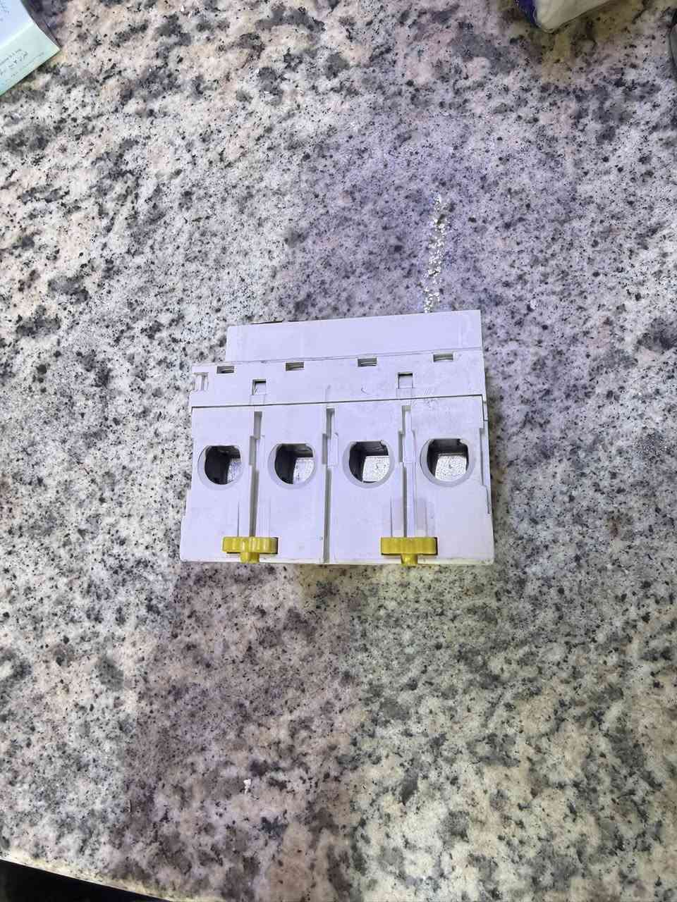 متوفر ايرث لكج رباعي شنايدر اصلي ١٠٠A
العدد ٤٠ قطعة بيع جملة او مفرد 
***********
