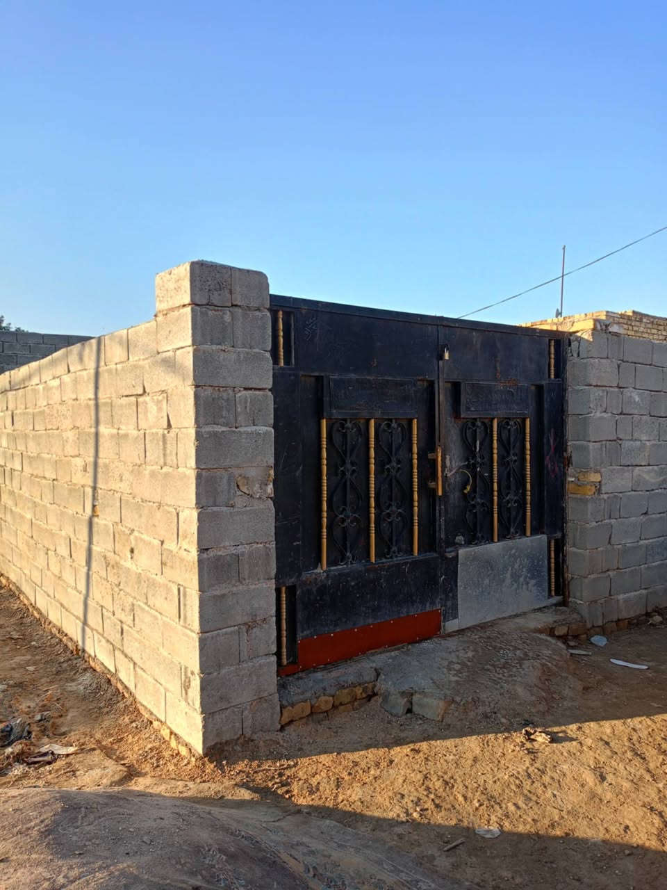 ‬‏ بيت لبيع زراعي يتكون من غرفتين وصاله ومطبخ وصحيات تفاصيل خاص الحمد يم نزلت شيخ بيت مامسكوف هيكل 150متر ***********
