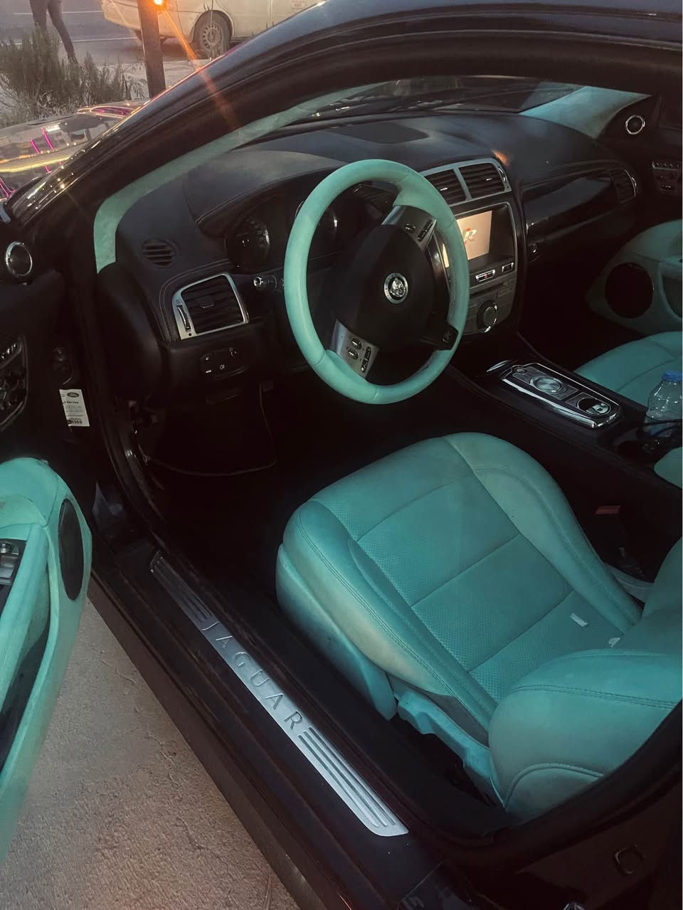 جاكوار XKR سبورت رياضي موديل 2011 صفر شركه سراير بدون ضرر محرك شغال ساعه كير بشرط دواخل جلد 
مواصفاتها

 • محرك: V8 سوبر تشارج سعة 5.0 لتر
 • القوة: حوالي 542 – 550 حصان
 • العزم: حوالي 680 نيوتن متر
 • ناقل الحركة: أوتوماتيك 6 سرعات
 • نظام الدفع: خلفي
 • التسارع 0-100 كم/س: حوالي 4.2 – 4.4 ثانية
 • السرعة القصوى: تصل إلى 300 كم/س
 • استهلاك الوقود: تقريباً 12 – 17 لتر لكل 100 كم
 • الوزن: حوالي 1.75 – 1.8 طن
 • عدد المقاعد: 4 مقاعد (2+2)  
مميزاتها 

✔ أداء رياضي قوي وتسارع سريع جداً
✔ محرك سوبر تشارج يعطي عزم عالي على سرعات منخفضة
✔ ثبات وتحكم ممتاز بفضل التعليق الرياضي والتفاضل الإلكتروني
✔ هيكل ألمنيوم خفيف يساعد على الأداء والثبات
✔ تصميم فاخر ورياضي مميز
✔ تجهيزات داخلية فاخرة (جلد، أنظمة صوت، تقنيات قيادة)  

دهن تبديله كله بشركه سياره نظيفه كلش 
سعرها 13000$ بيها مجال 
للتواصل على الرقم *********** واتساب أربيل, العراق
