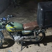 دراجة نارية سونلينك موديل G150. لونها زيتي مع تفاصيل باللون الأصفر وال...