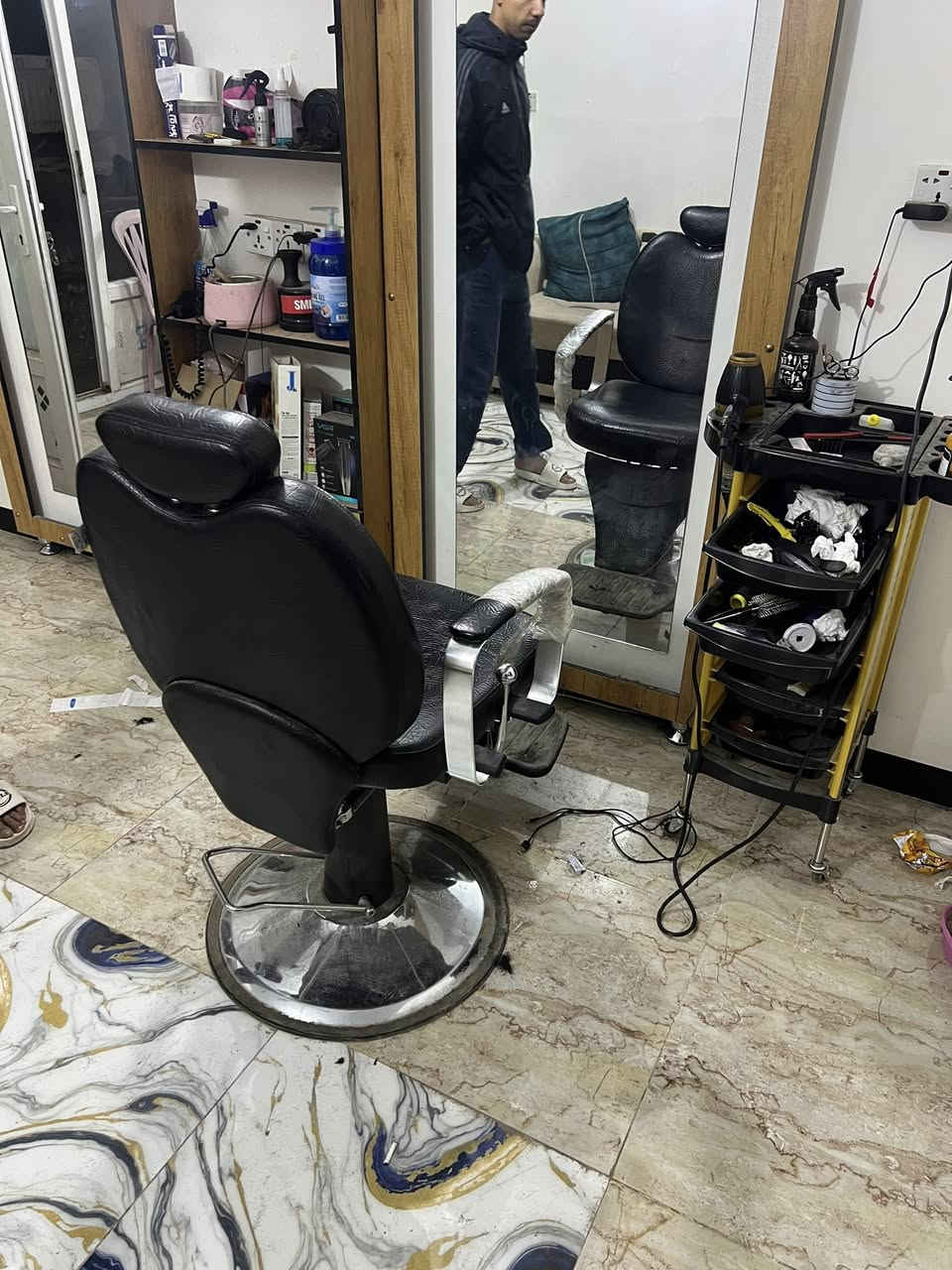 للبيع ديكور حلاقه كامل مع كرسي وعربانه غراض جديدة  مامستخدمات ***********
