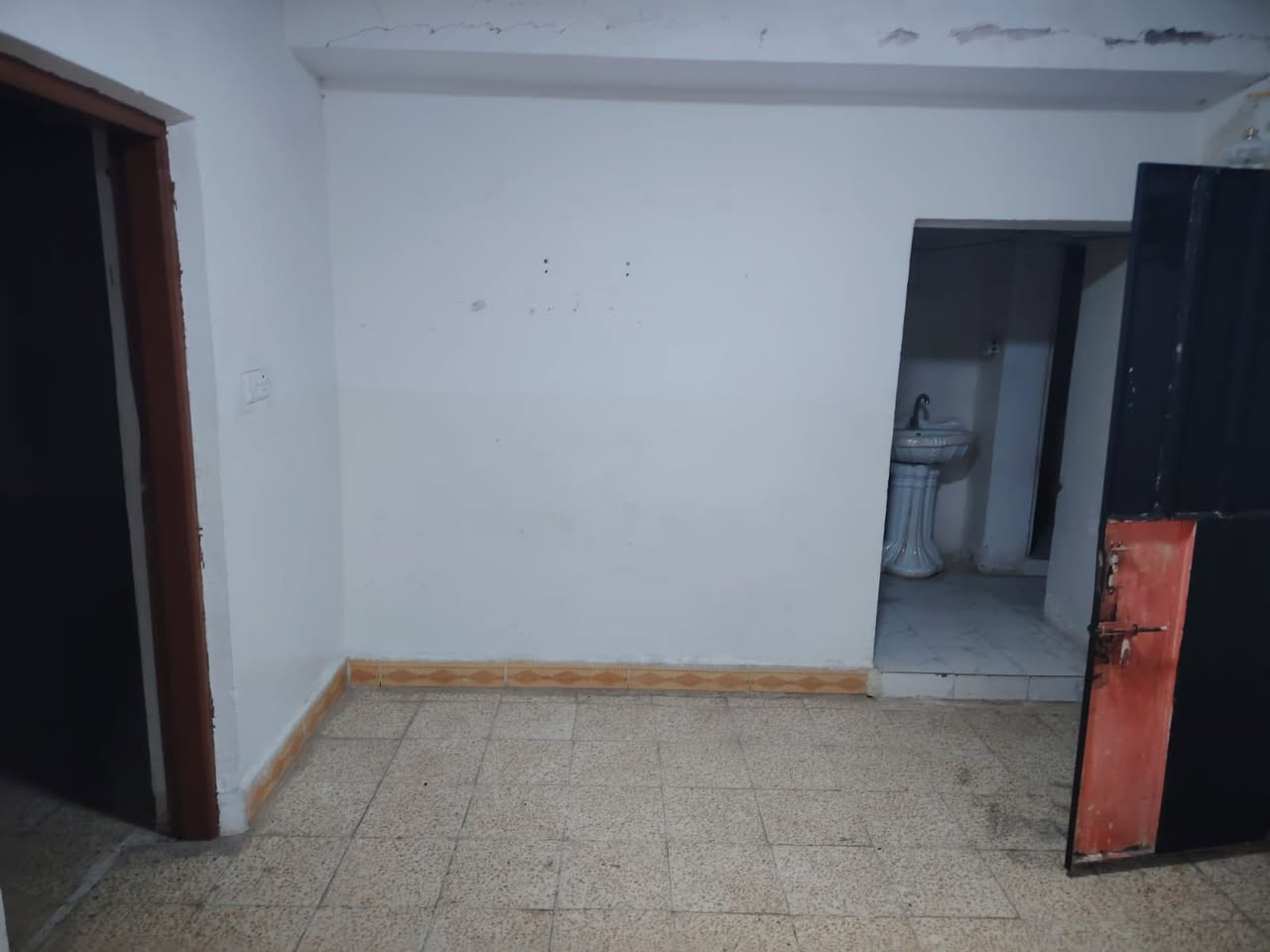 للإيجار طابق ثاني 150 متر فول جاهز  العنوان حي العسكري شارع ملا جمال قرب مدرسة زهرة الصباح 
‭0770 580 7849
