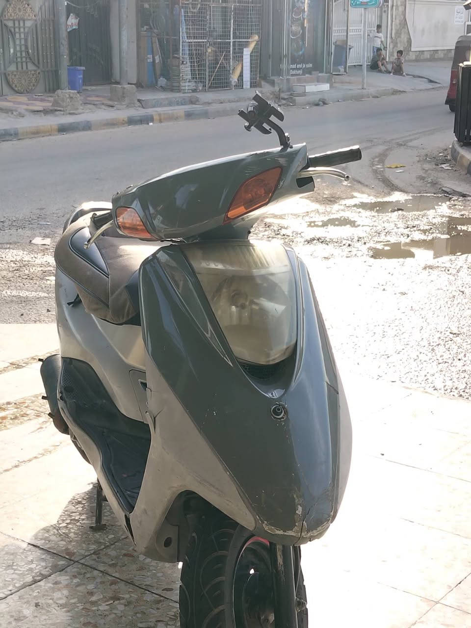 ي بريز للبيع دراجه نضيفه مجرد بيت وشغل محركها حلو وناعم كهربائتها كامله مابيها اي شي كلشي بيها شغال بس الصالصنه مالتها يردلها تبديل ادريلها دهن امزويل اشاير لايت عالي ناصي هورن كله شغال 
رايدها ب 500 وبيها مجال بسيط مكاني شهداء البياع
***********
