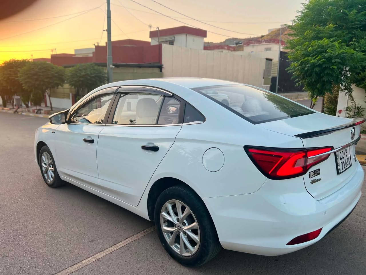 MG 5 2021 
کۆمفۆرد بەسمە تحدید سورعە فۆلیۆم ناو زەرد ٥٤٠٠٠ رۆیشتووە ئەوەندەی لە رەسمەکە دیاریم کردیە سبوغە بێ لێدان قۆپەکی گچکەی هەبووە چاککرایە رەسمی پێش سبوغ کردنم دانایە نرخی 90 مەجالەکی زۆر کەم 
*********** أربيل, العراق
