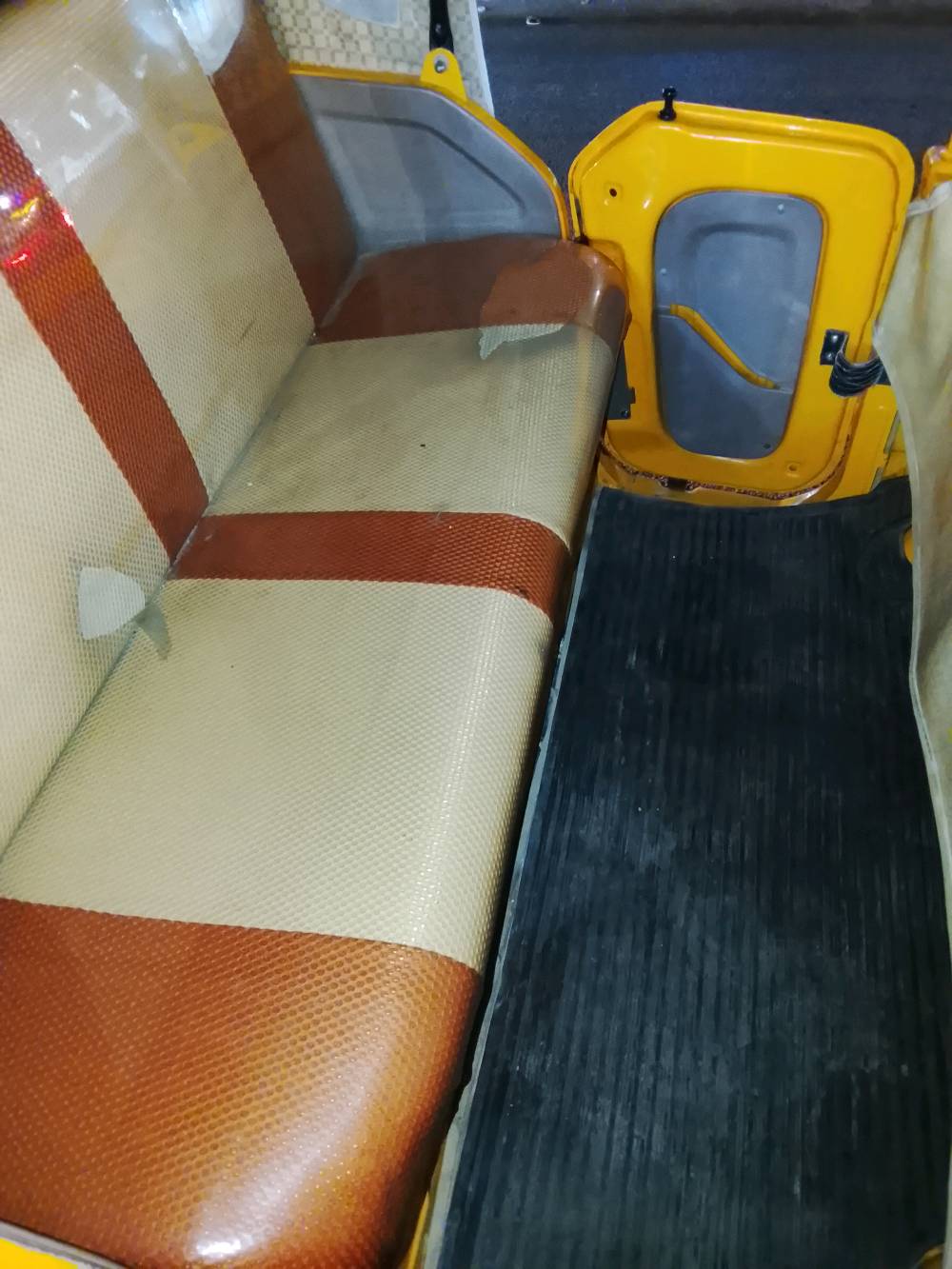 تكتك بحالة جيدة، بلون أصفر مع بعض الإكسسوارات الصغيرة والزينة. الداخل مُغطى بغطاء مريح للمقاعد. مثالي للتنقل داخل المدينة أو لأغراض تجارية. قابل للتفاوض على السعر.