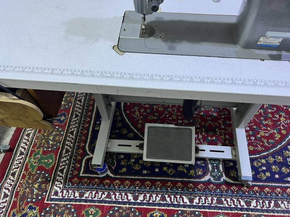 سلام عليكم مكينه خياط نضيفه قليل استعمال بيع مال استعجال الصور هيج تعال وشوف بعينك السعر 350وبيها مجال للطيبين  العنوان بغداد الشعله للستفسار***********
